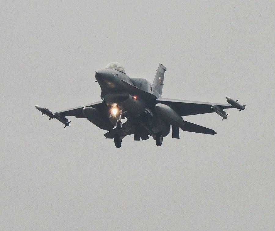 F16 podchodzi do lądowania