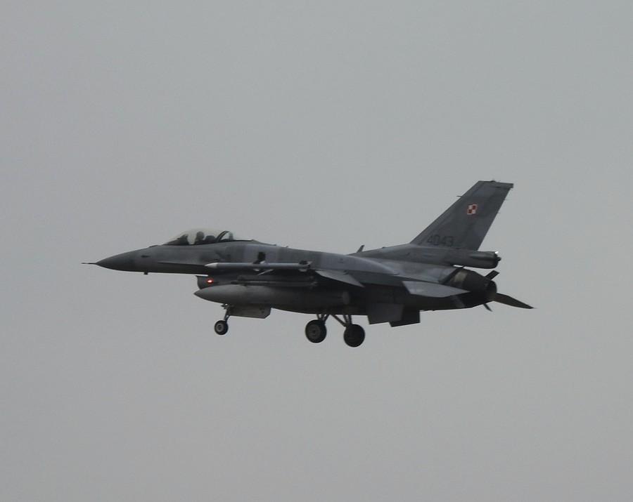Boczne spojrzenie na F16