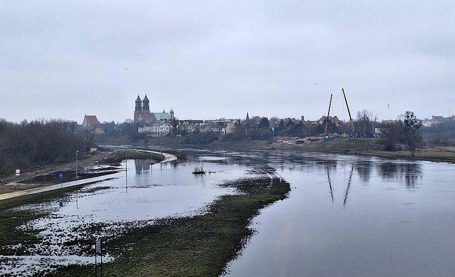 Rozlana Warta, w tle Ostrów Tumski i budowa kładki