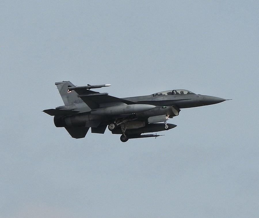 Startująca F16-tka