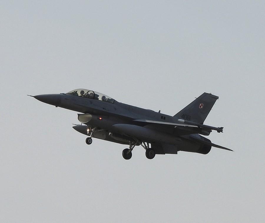 F16 wysuwa podwozie