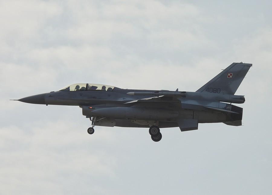 F16 uchwycony w ruchu