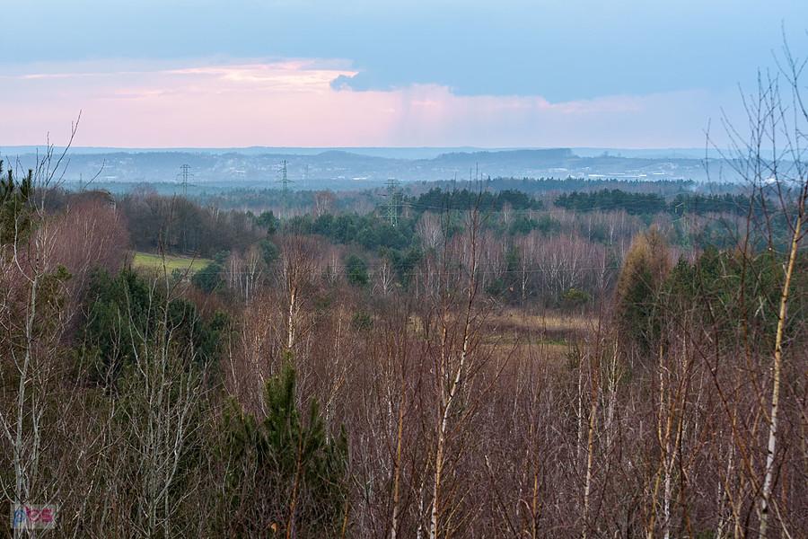 Widok w kierunku zachodnim ze wzgórza w Kusiętach - nadciąga deszcz