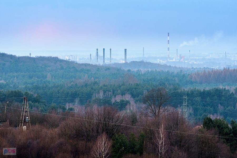 Widok w kierunku Częstochowy ze wzgórza w Kusiętach - kilka kominów Walcowni Blach Grubych i EC Fortum