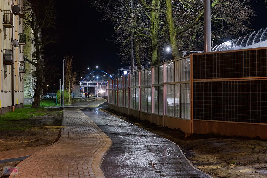 Świeża asfaltowa ścieżka obok Estakady i modernizowanej DK91.