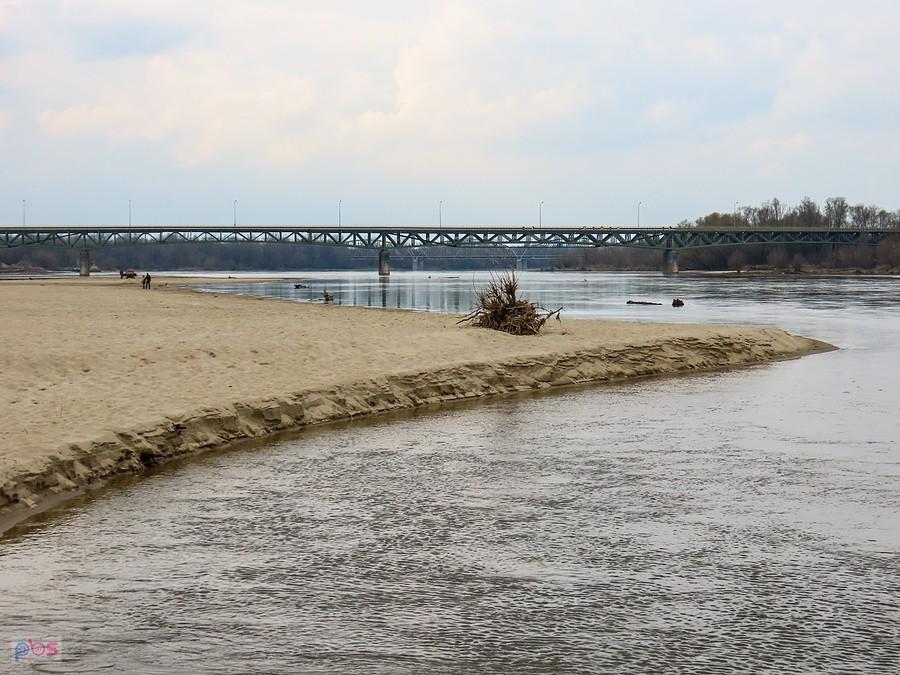 Wisła podmywa plażę w Górze Kalwarii