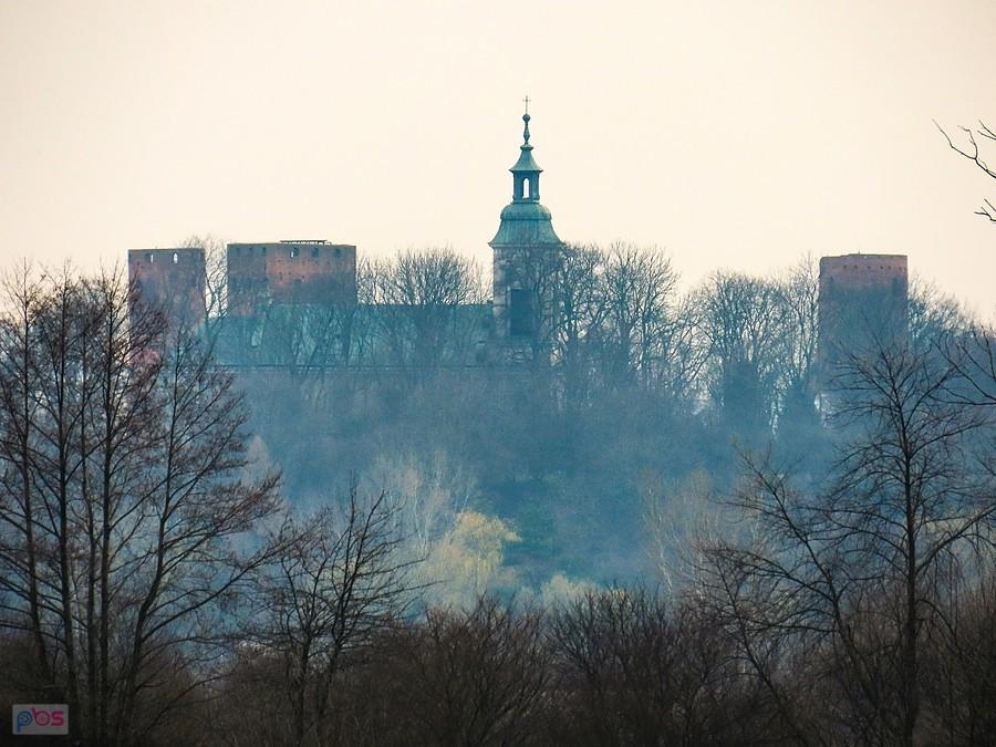 Czerski kościół w otoczeniu baszt zamku