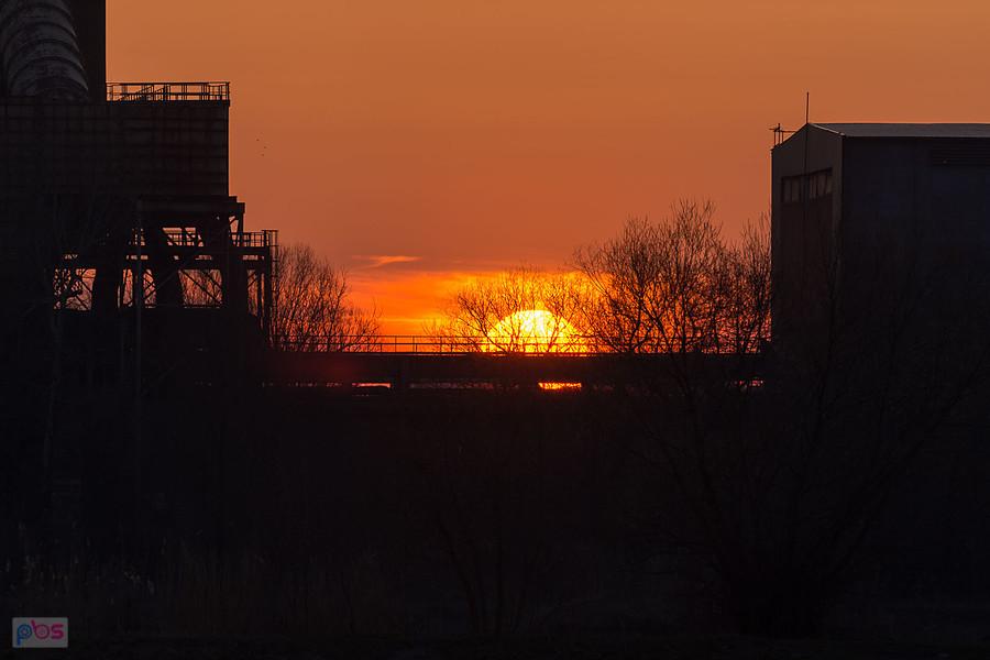 Industrialny zachód słońca za Stalownią Liberty Steel Poland - Częstochowa.