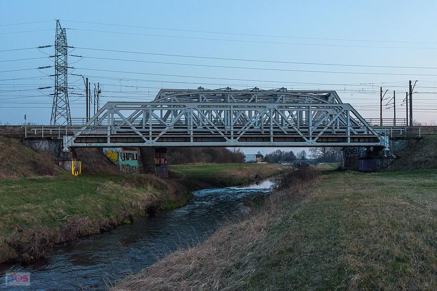 Kolejowe mosty nad rzeką Kucelinką w Częstochowie - pierwszym przebiega tor hutniczy, kolejnym łącznica D29-701, kolejnym łącznica D29-703 i ostatnim podwójny tor linii D29-61.