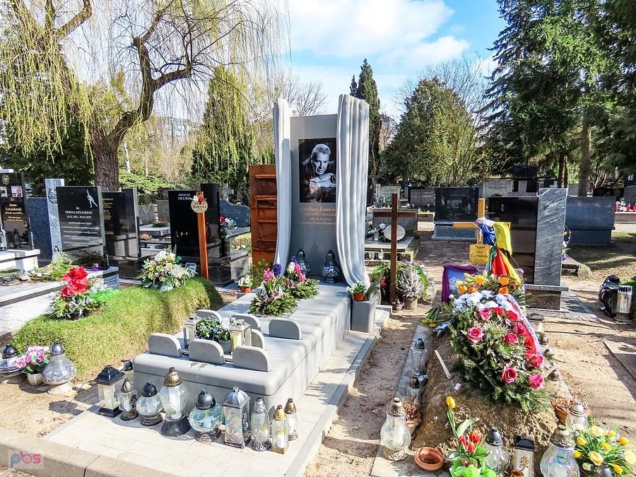 Kutyna i widownia na grobie Emiliana Kamińskiego