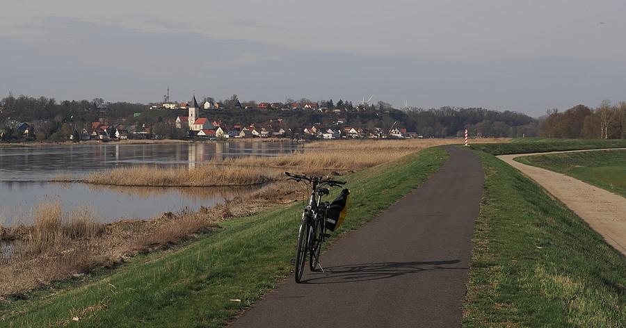 Ścieżka rowerowa do Słubic, w tle Odra i Niemiecka miejscowość Lebus