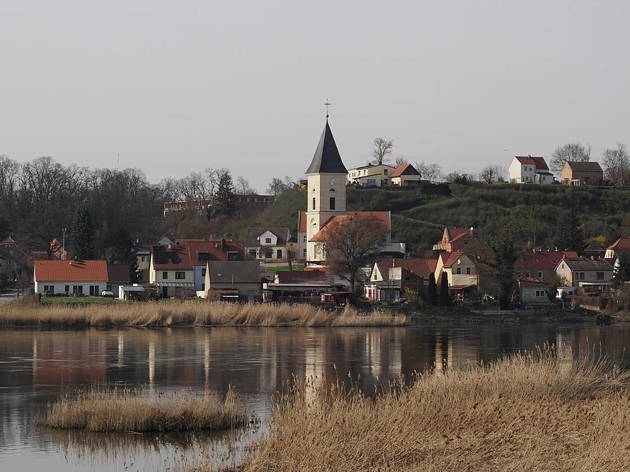 Zbliżenie na Odrę, Lebus i górujący kościół Św. Maryi