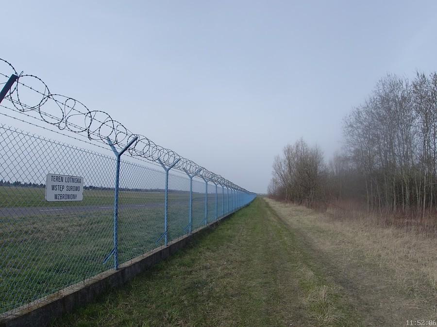 Wzdłuż ogrodzenia Okęcie