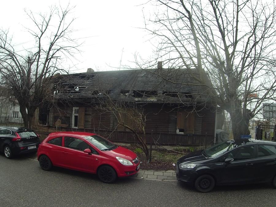 Drewniana chałupka na Okęciu, 8 km od Pałacu Kultury