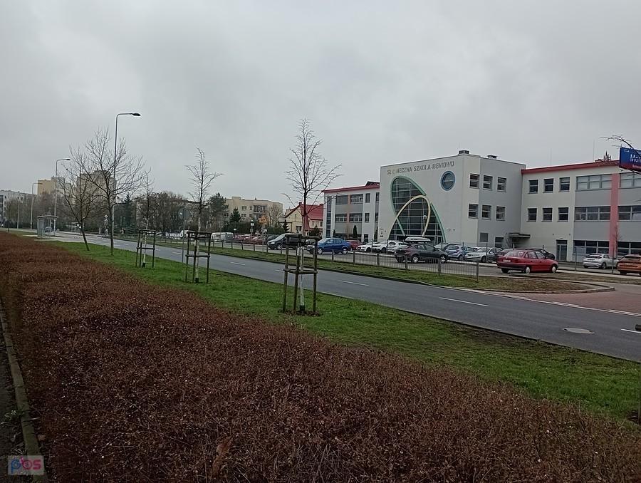 Słoneczna szkoła w pochmurny dzień