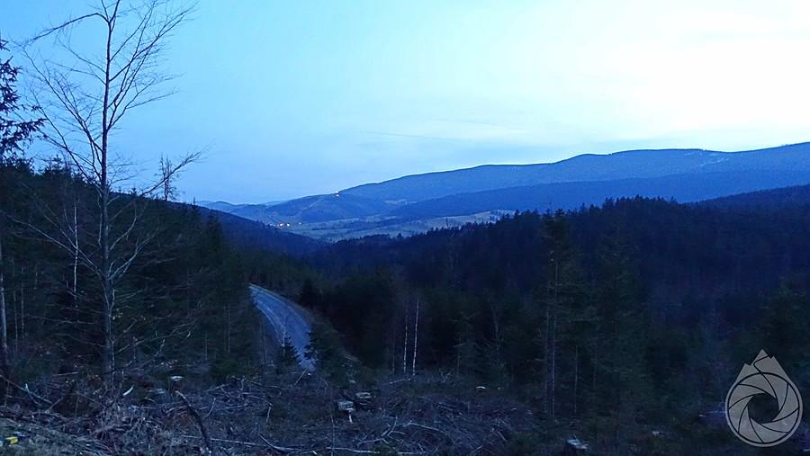 widok na zamgloną dolinkę z podjazdu na Kladske sedlo