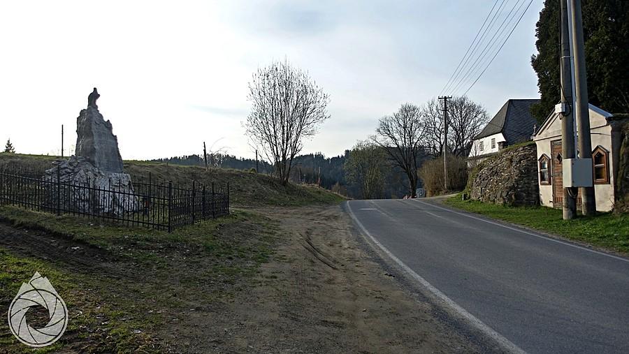 hopka z piwniczką i pomnikiem przykościelnym
