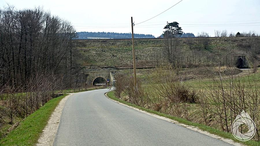 dwa tunele pod linią kolejową za Międzylesiem