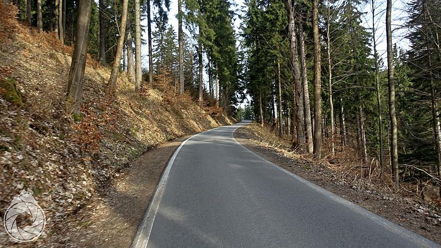 ładny, równy asfalt podjazdu nad Kletno