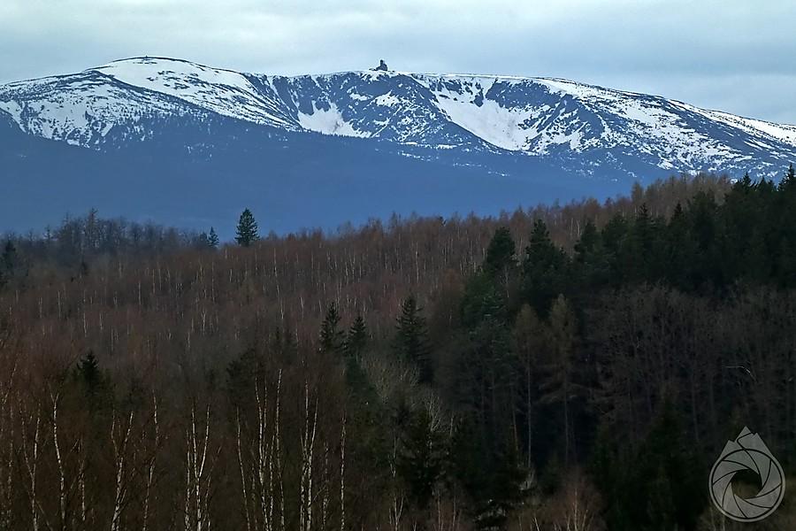 gdzies tam dalej na zachód granią Karkonoszy