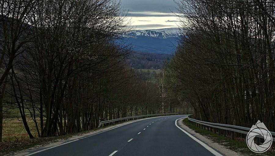 droga na Jelenią, ciągle z widokami na Karkonosze