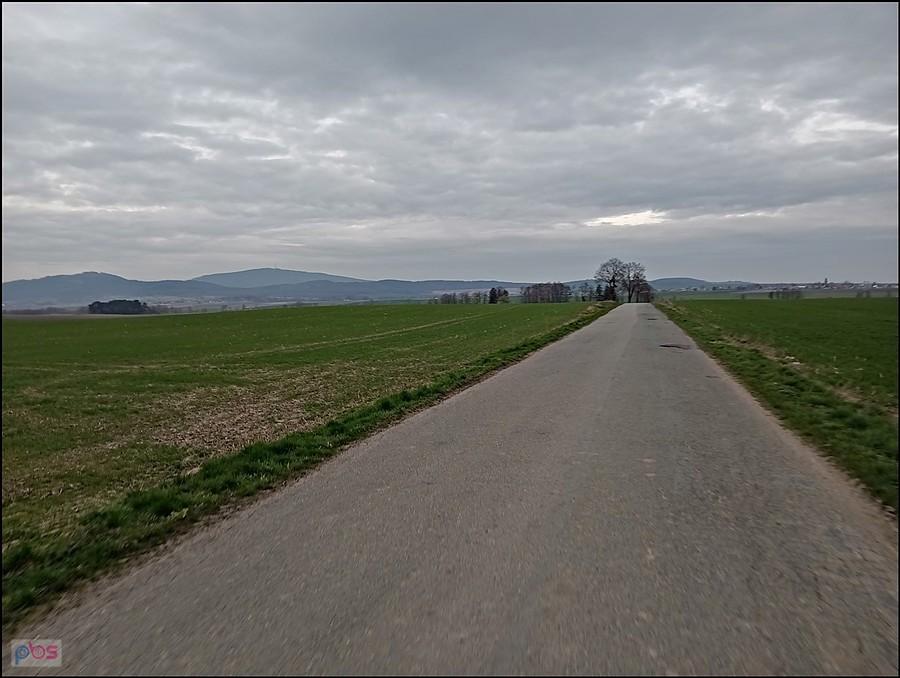 W drodze do Olesznej, Ślęża w tle