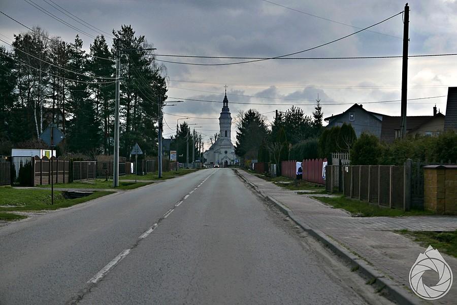 wioskowa droga przez Leszczyny k/Cedzyny