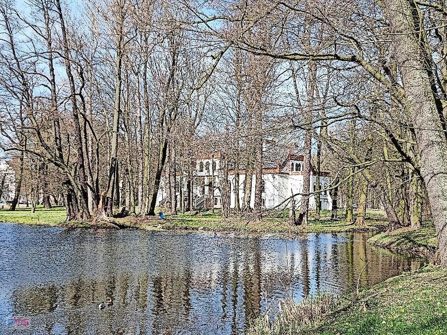 Neorenesansowy dwór w Ujeździe. Trwa remont i obiekt niedostępny, ale prywatny właściciel udostępnia za darmo teren parku