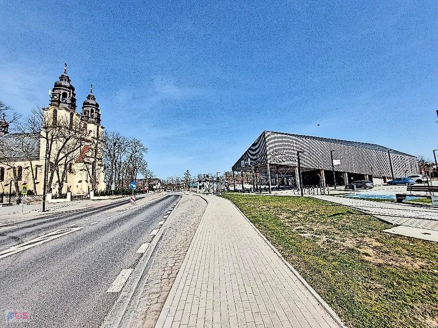 Lubochnia po lewej kościół pw. Wniebowzięcia NMP, po prawej gminny ośrodek kultury