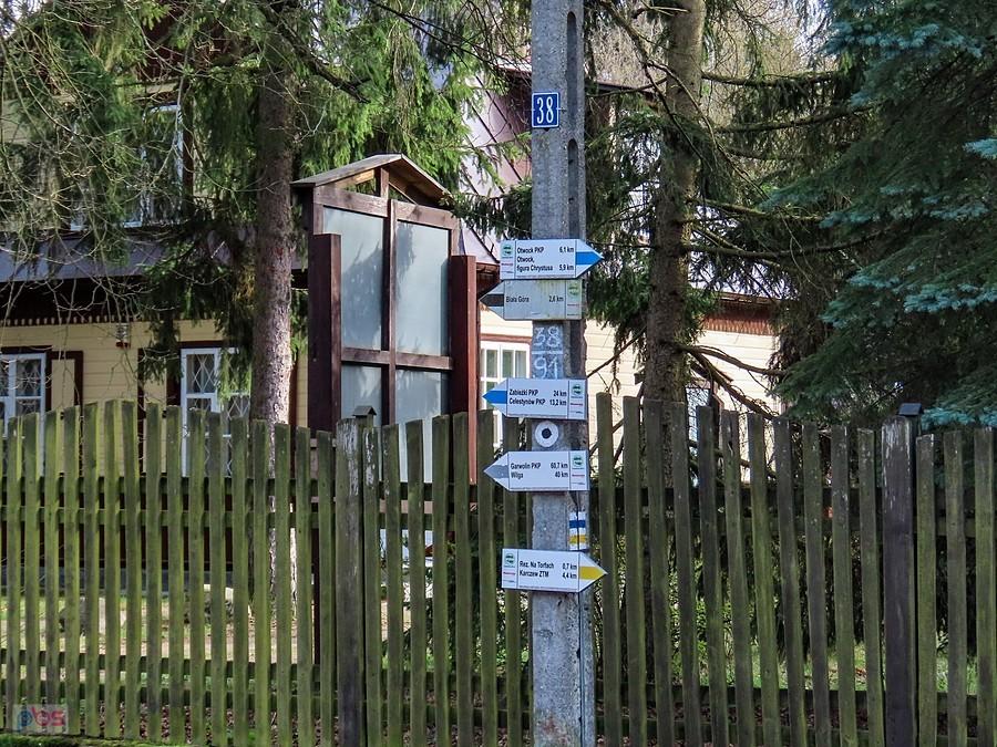 Tabliczki szlakowe przy starej leśniczówce