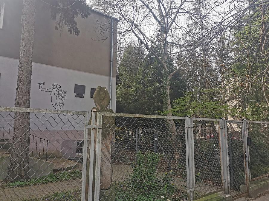 Obrońców 28, Saska Kępa