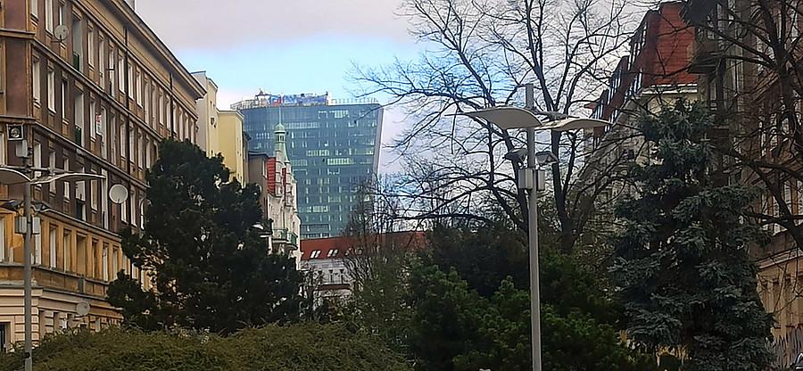 W oddali Hanza Tower, widok z Placu Lotników.
