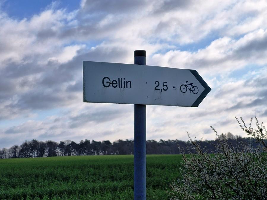 Rowerowy drogowskaz na Gellin