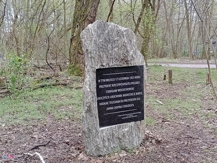 Nowa tablica pamiątkowa w lesie przy jednostce wojskowej
