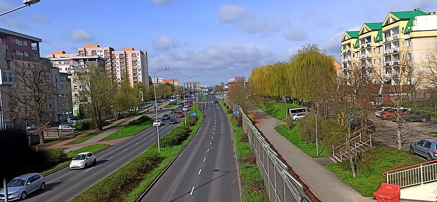 Widok z kładki nad ulicą Przyjaciół Żołnierza.
