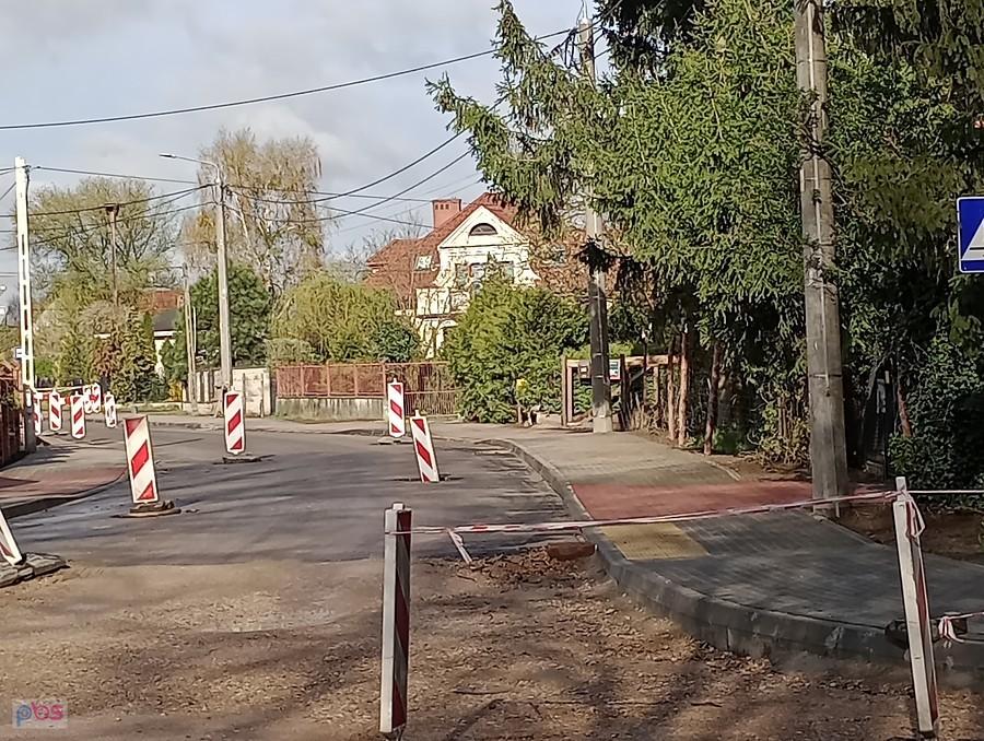 Ulica w Kwirynowie pierwszą warstwą asfaltu