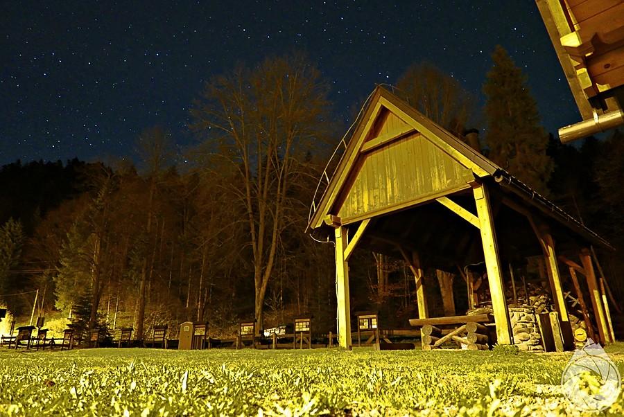 łomnicka wiata grillowa gwieździstą nocą