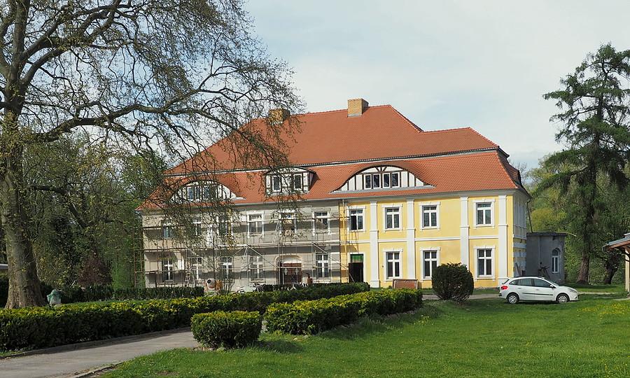 Pałacyk w Gorzycy pięknieje