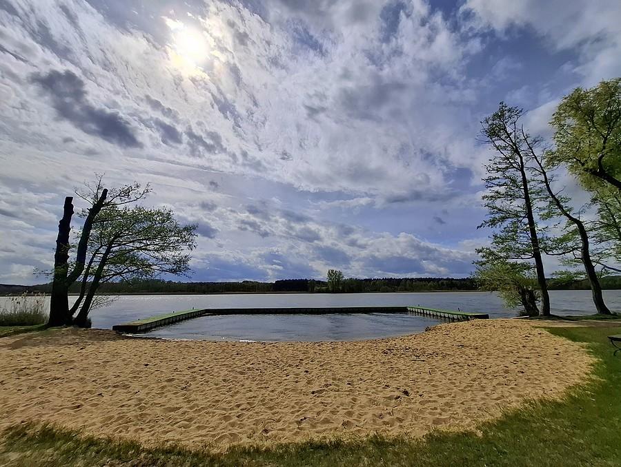 Pusta (o dziwo) plaża w Lusowie