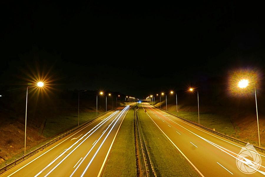nocna i niezbyt zatłoczona autostrada A1 w stronę granicy czeskiej