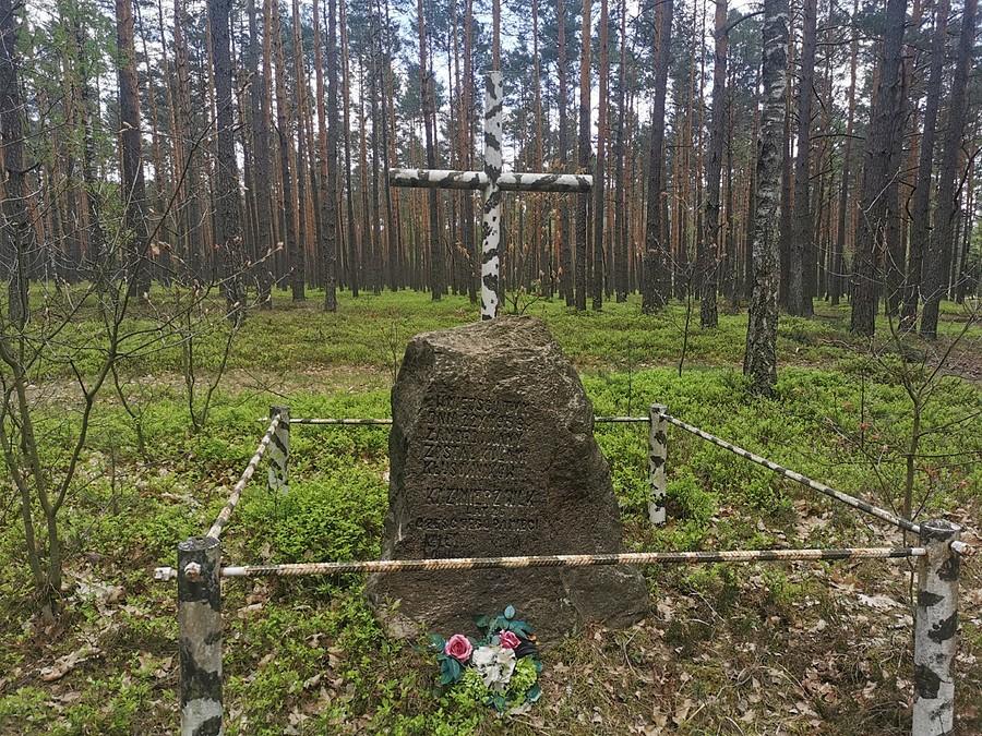 W tym miejscu 22.12.1956 został zamordowany kulami kłusowników Kazimierz Wilk lat 26