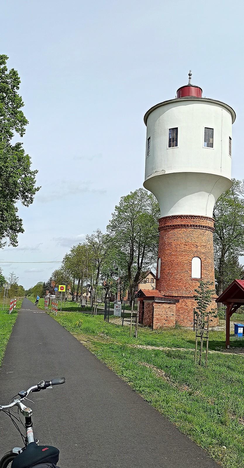 Konotop. Trasa rowerowa po dawnym torowisku łącząca miejscowości Stypułów i Sławocin