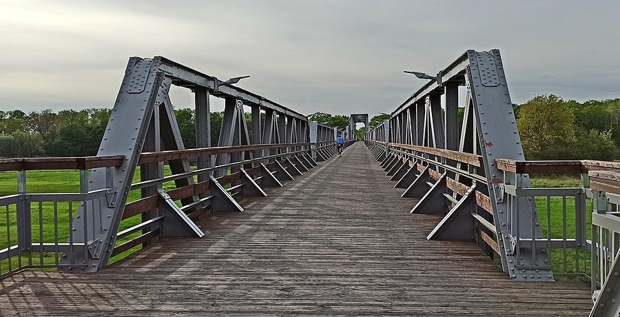 Most w Stanach. Najdłuższy most kolejowy Nadodrza i największa atrakcja na trasie