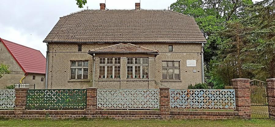 Dom babci Oleńki, w którym mieszkał Edward Stachura podczas pracy przy wyrębie lasu w Grochowicach.