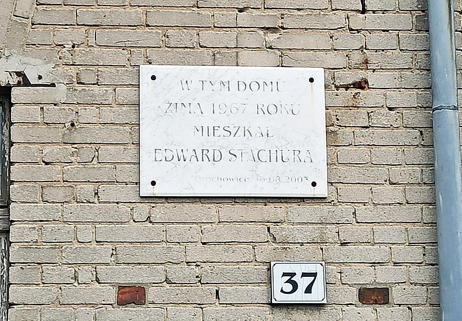W tym domu w Grochowicach mieszkał Edward Stachura.