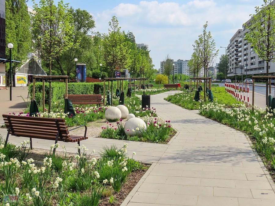 Skwer w al. KEN zwany szumnie parkiem kieszonkowym