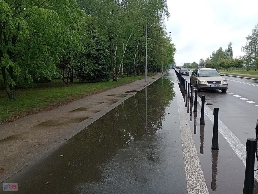 Znowu pada, jak widać po rozmiarze kałuży