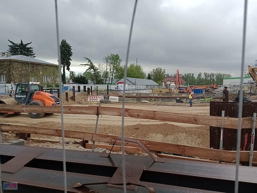 Na budowie nowej stacji metra dziś praca wre