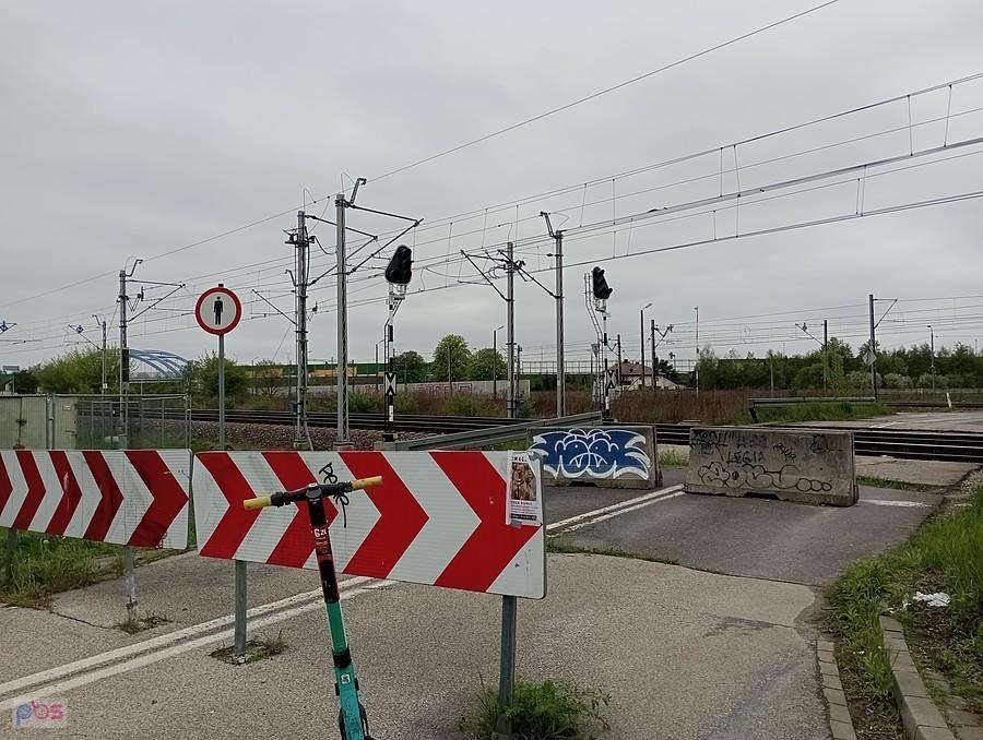 Zamknięty od dawna przejazd kolejowy w Gołąbkach