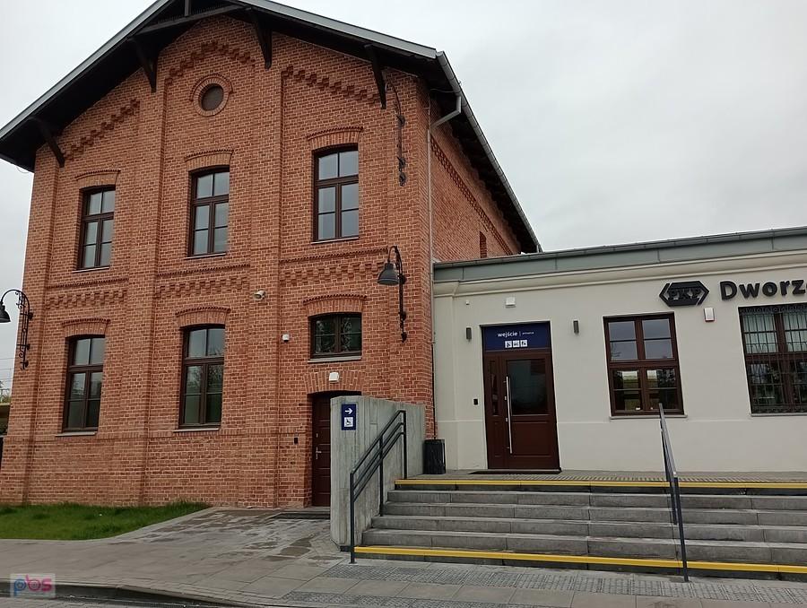 Dworzec kolejowy w Ożarowie Mazowieckim. Stary i nowy budynek